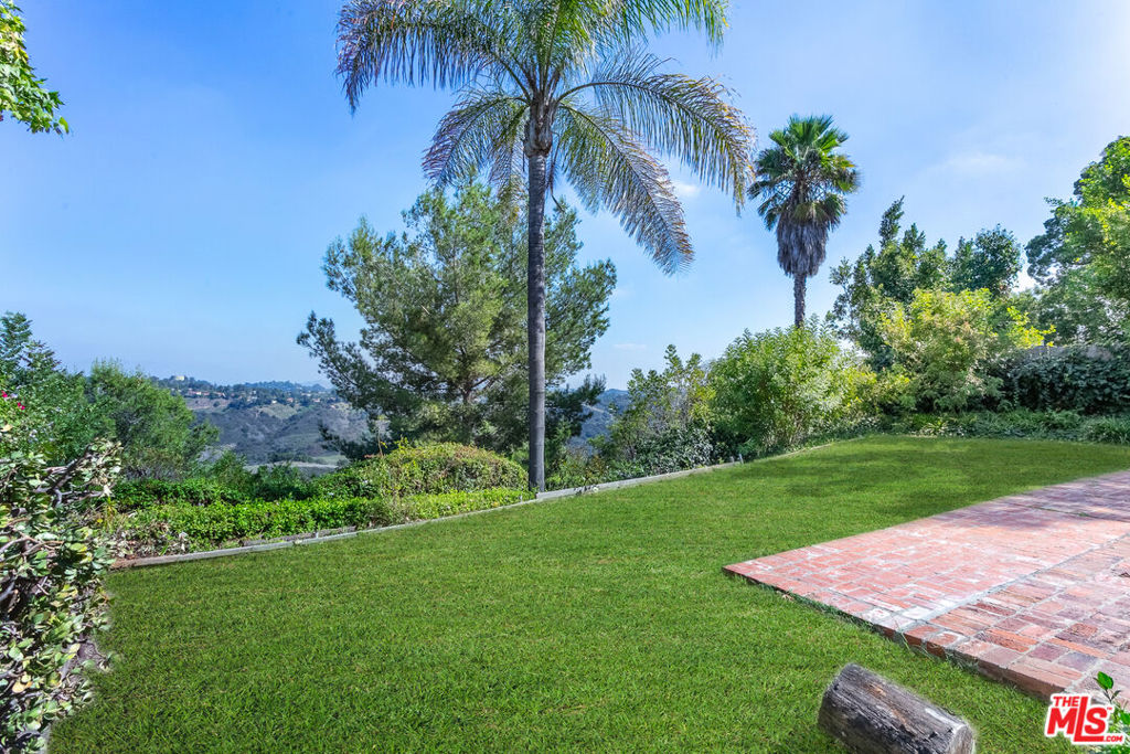 2536 Roscomare Road Property Photo 13