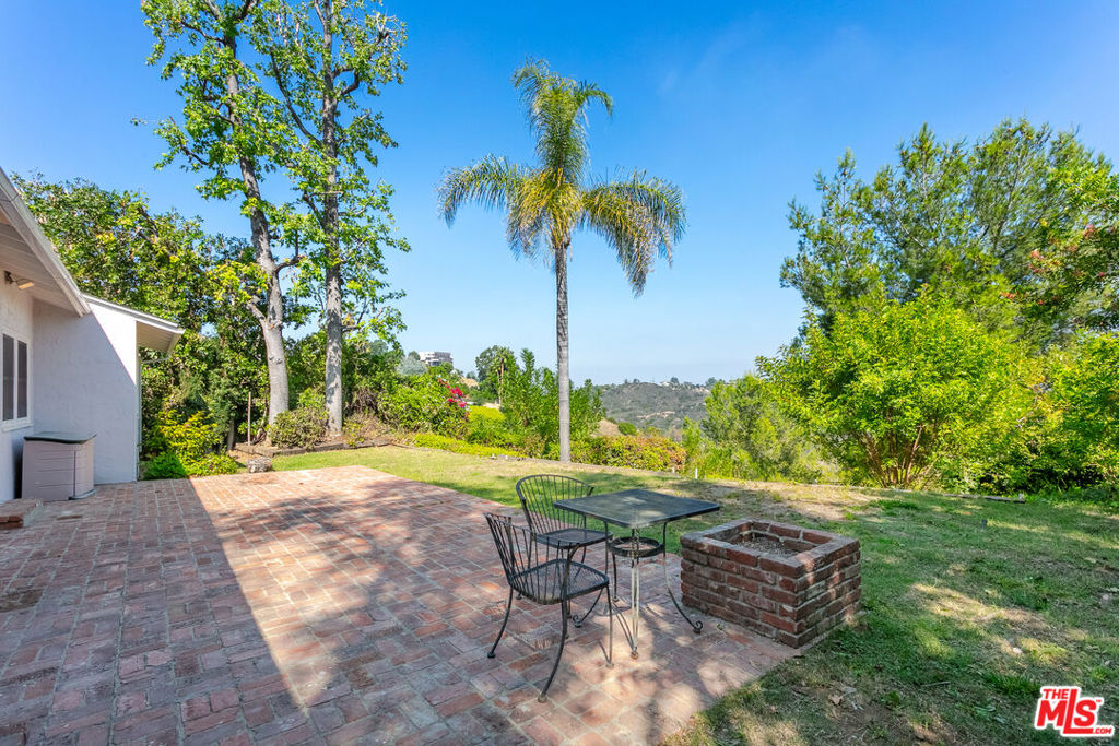2536 Roscomare Road Property Photo 14