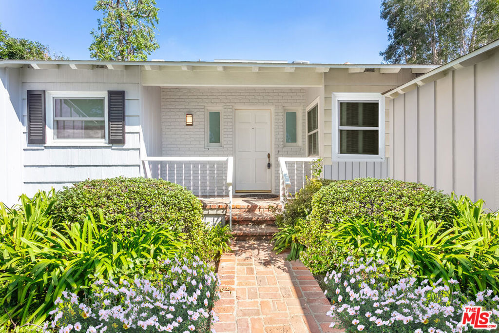 2536 Roscomare Road Property Photo 16
