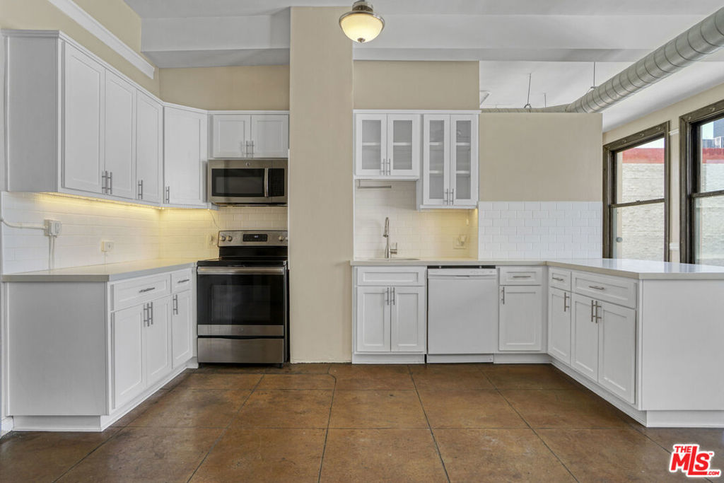 108 W 2nd Street 309 Property Photo 6