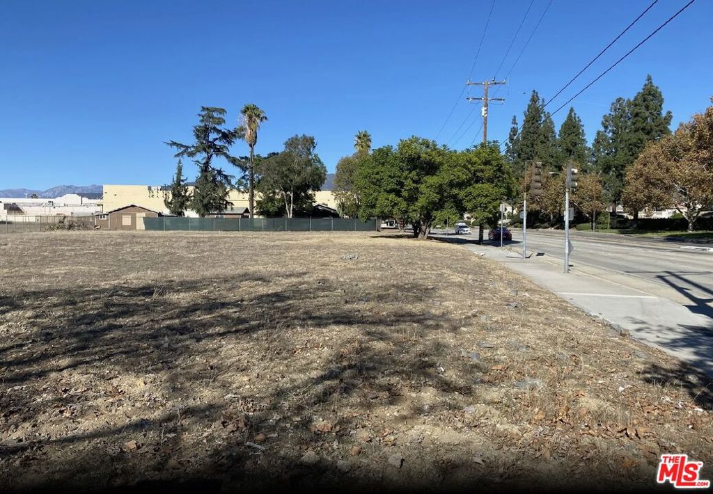 2445 N Towne Avenue Property Photo 4