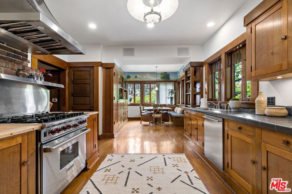 111 S Van Ness Avenue Property Photo 10