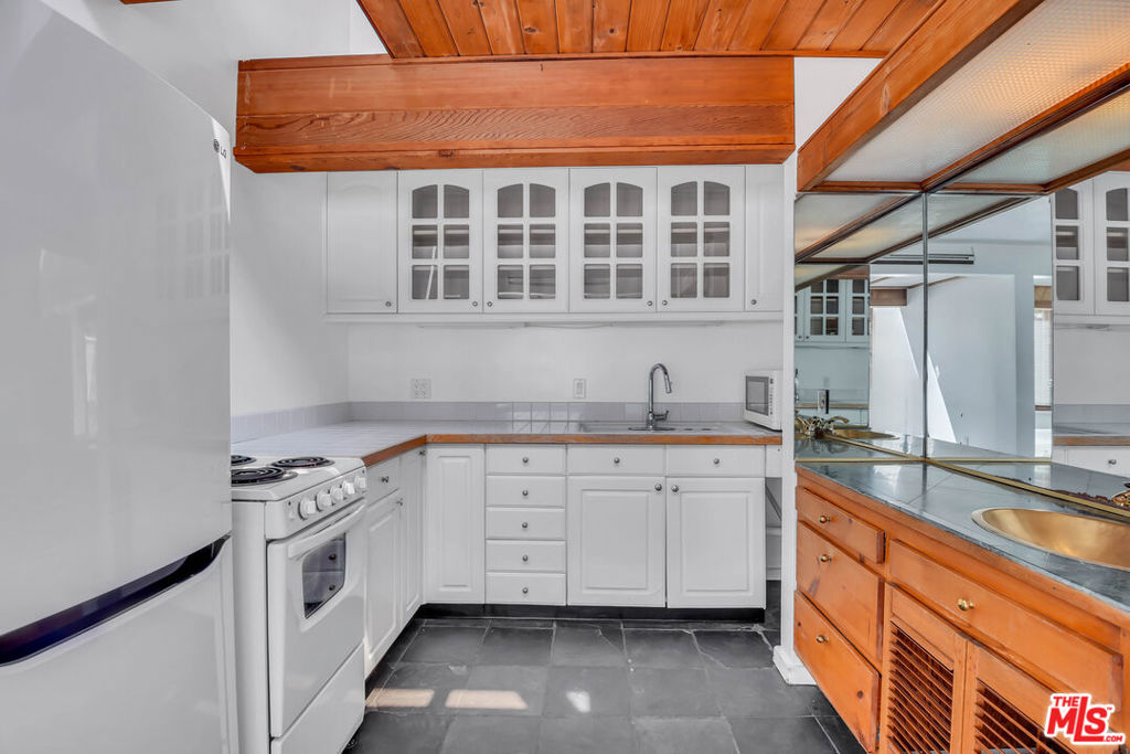 6456 Surfside Way Apt. Property Photo 5