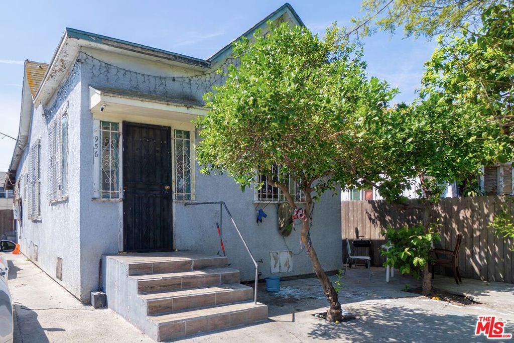 956 E 33rd Street Property Photo 1