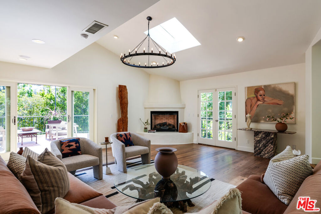 2216 E Live Oak Drive Property Photo 1