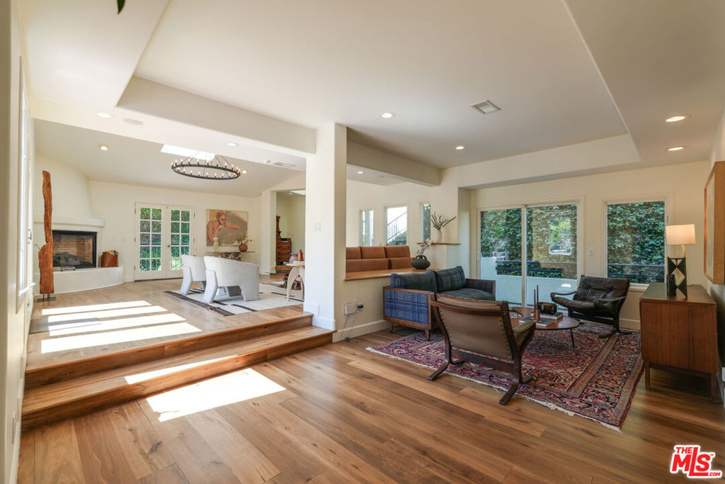 2216 E Live Oak Drive Property Photo 6