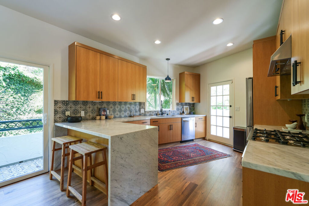 2216 E Live Oak Drive Property Photo 11