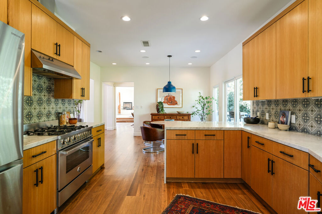 2216 E Live Oak Drive Property Photo 12