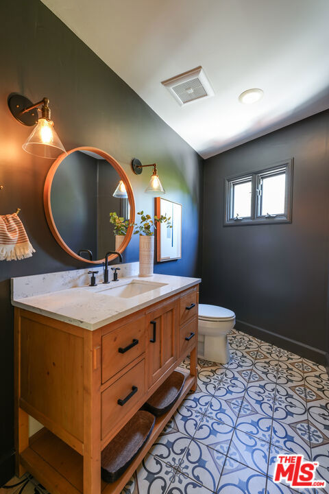 2216 E Live Oak Drive Property Photo 14