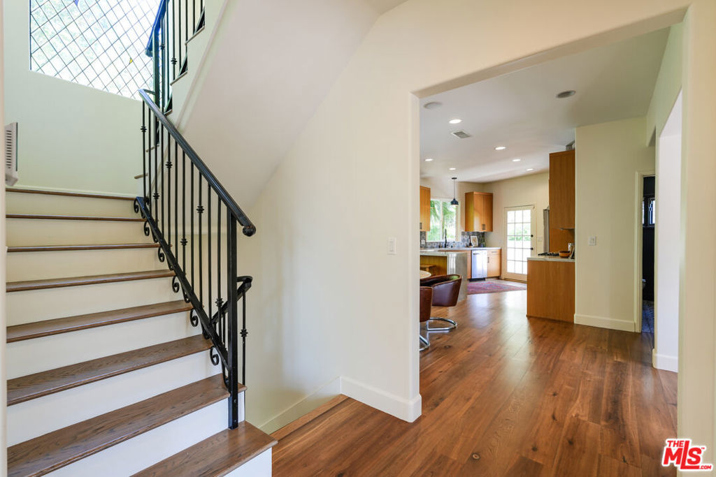 2216 E Live Oak Drive Property Photo 15