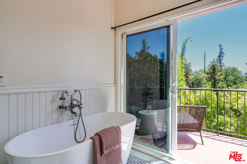 2216 E Live Oak Drive Property Photo 19