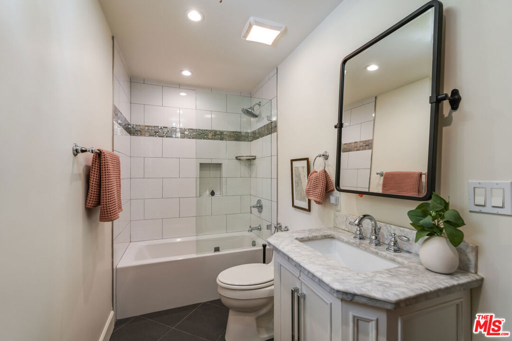 2216 E Live Oak Drive Property Photo 33
