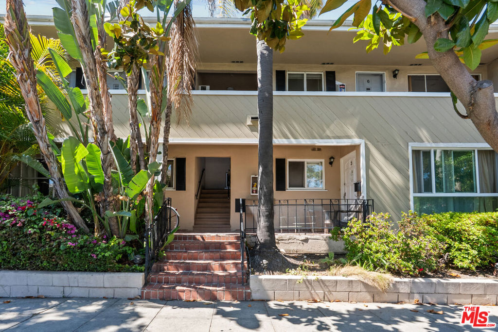 272 S Doheny Drive Property Photo 3