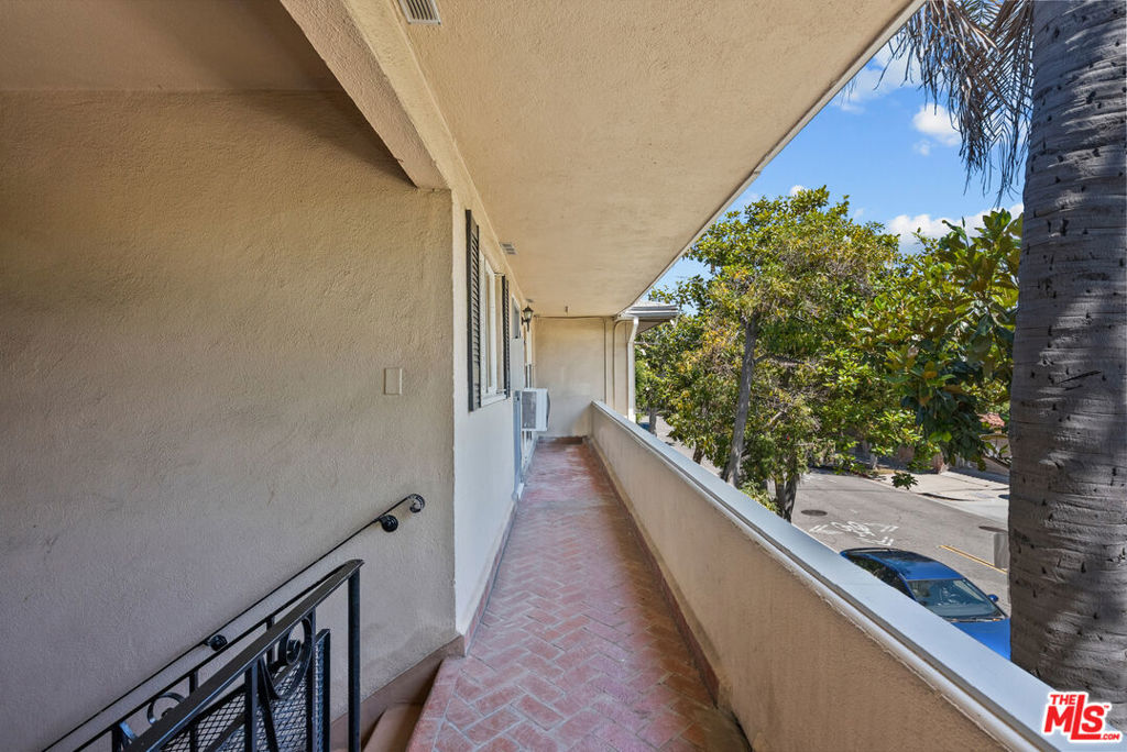 272 S Doheny Drive Property Photo 12
