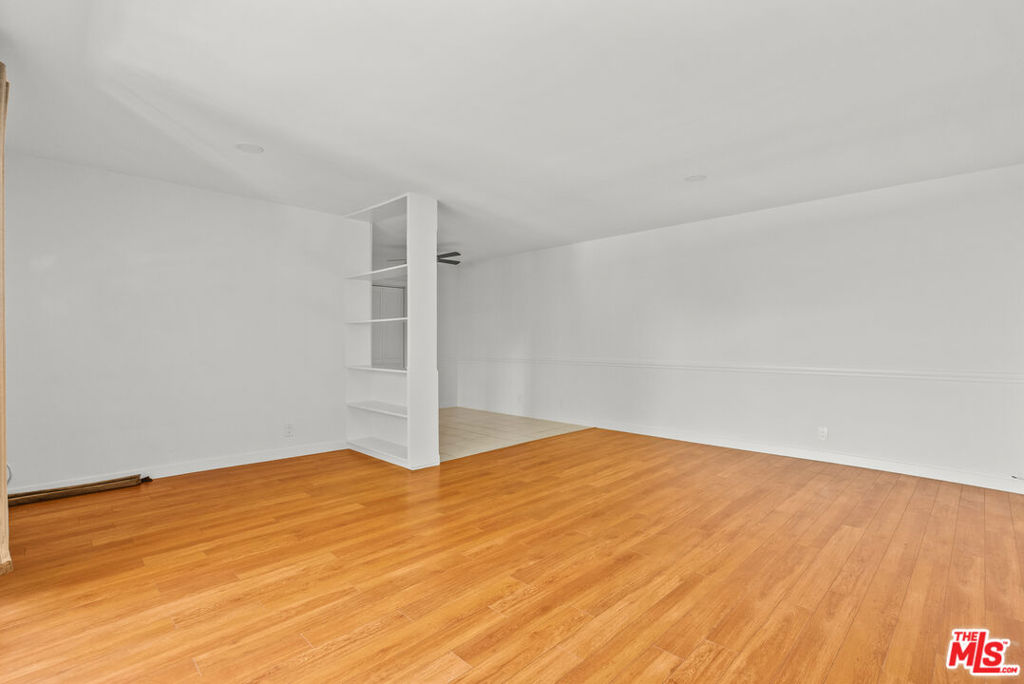 272 S Doheny Drive Property Photo 17
