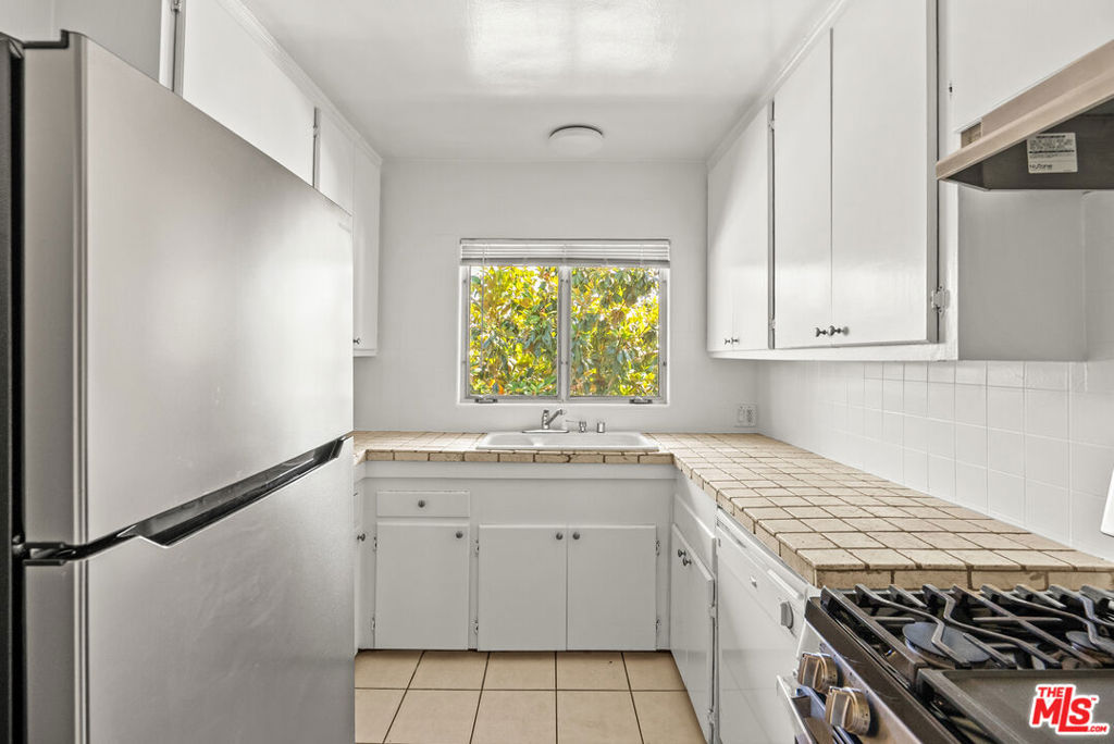 272 S Doheny Drive Property Photo 21