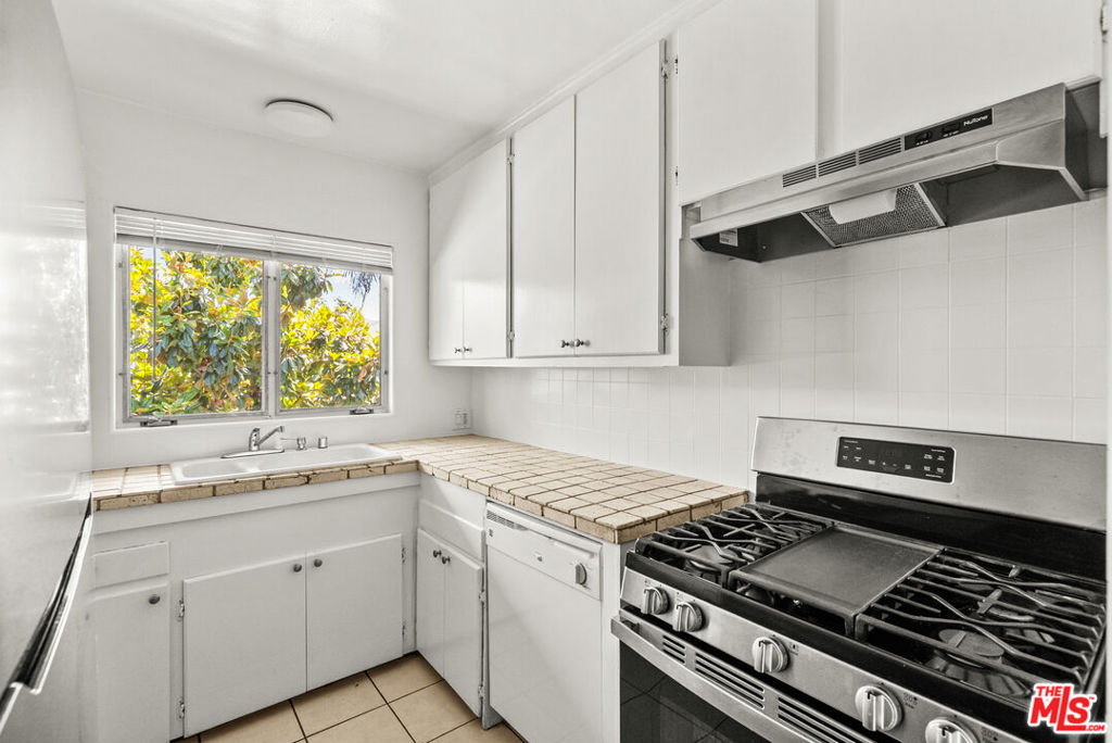 272 S Doheny Drive Property Photo 22