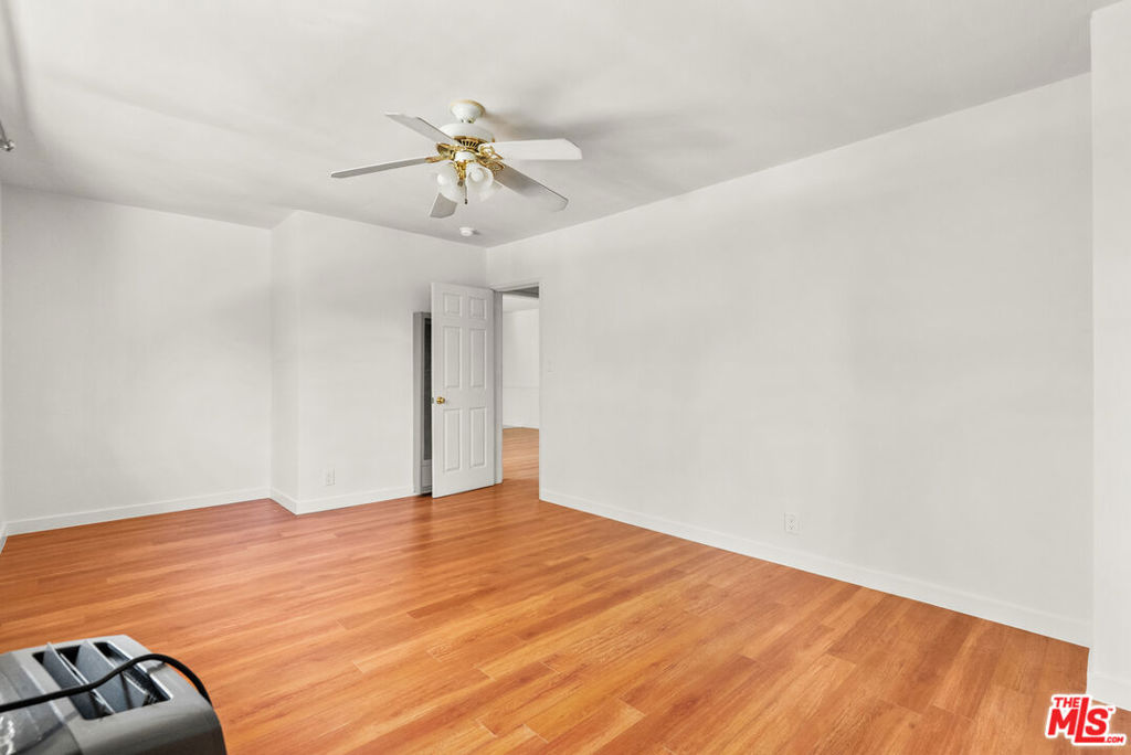 272 S Doheny Drive Property Photo 27
