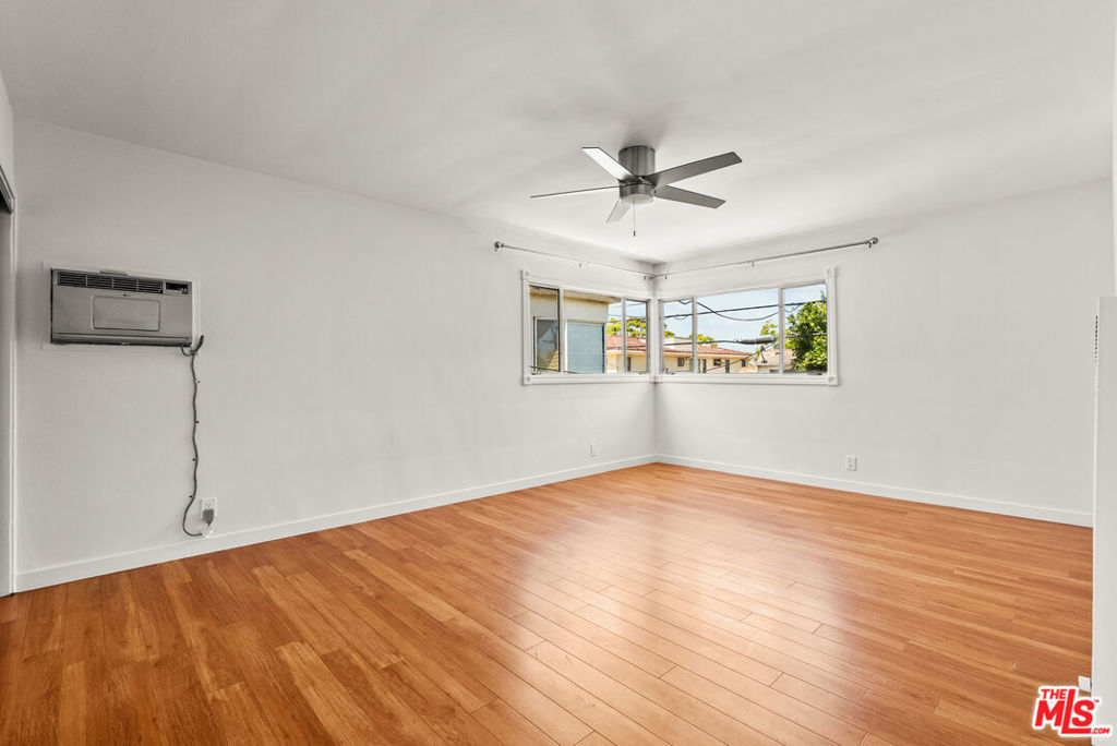 272 S Doheny Drive Property Photo 32