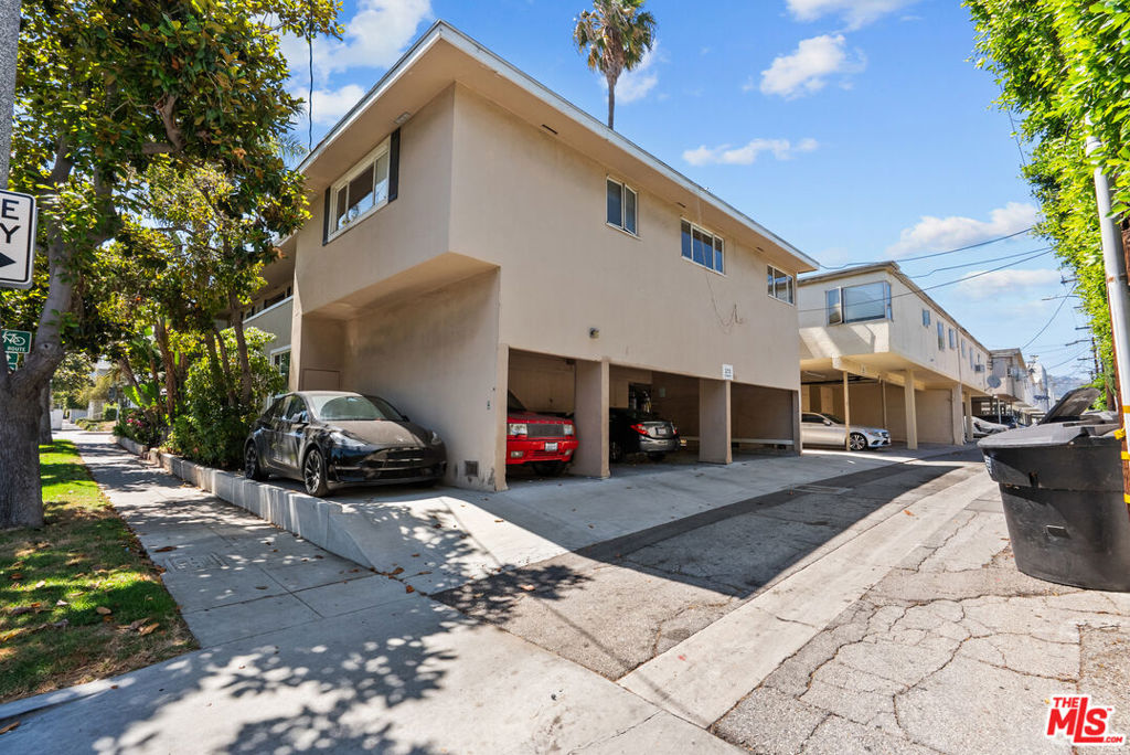 272 S Doheny Drive Property Photo 37