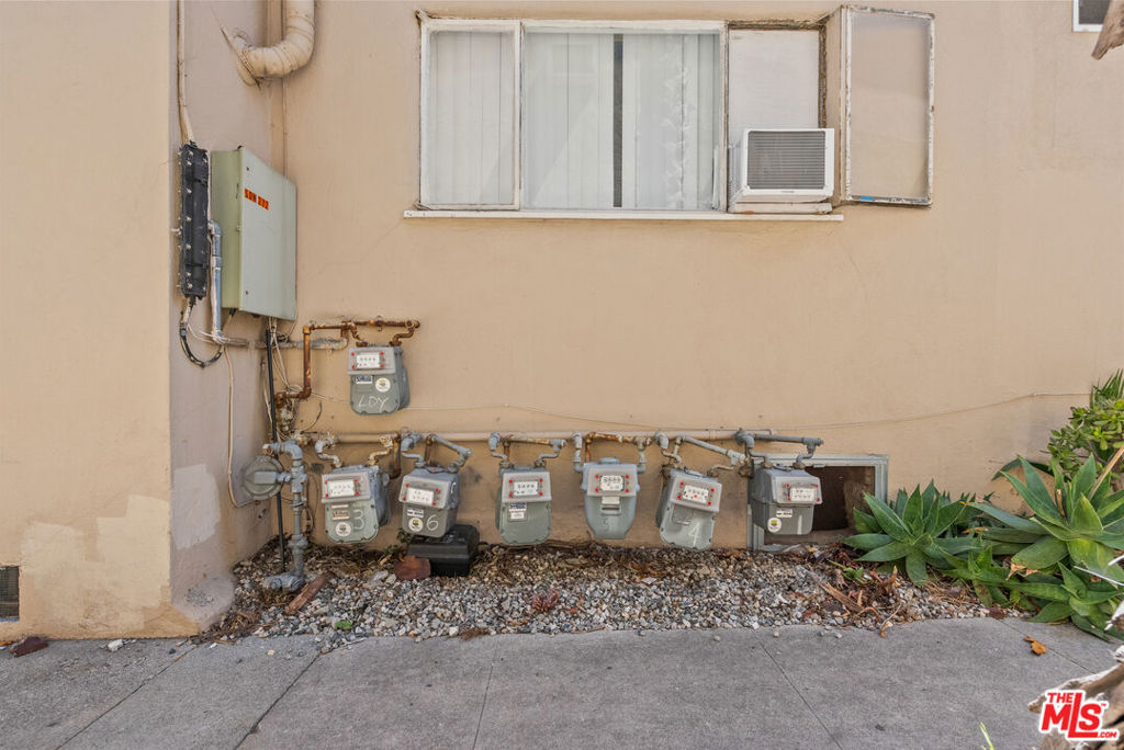 272 S Doheny Drive Property Photo 41