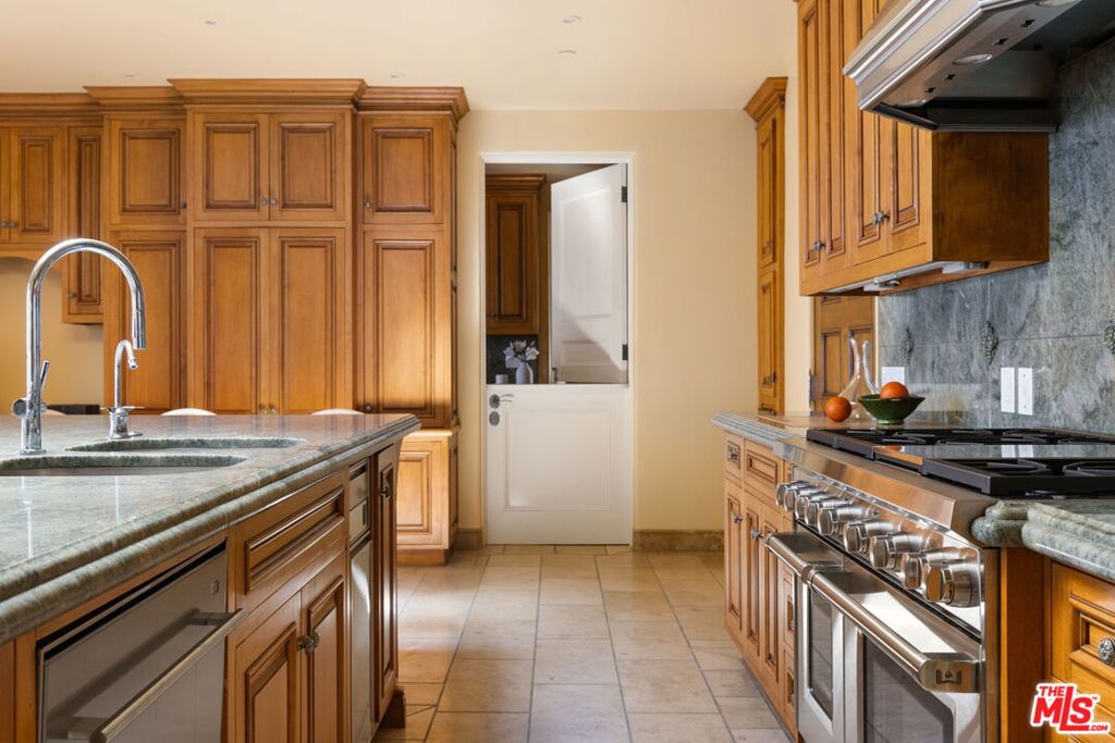 358 Woodley Road Property Photo 10
