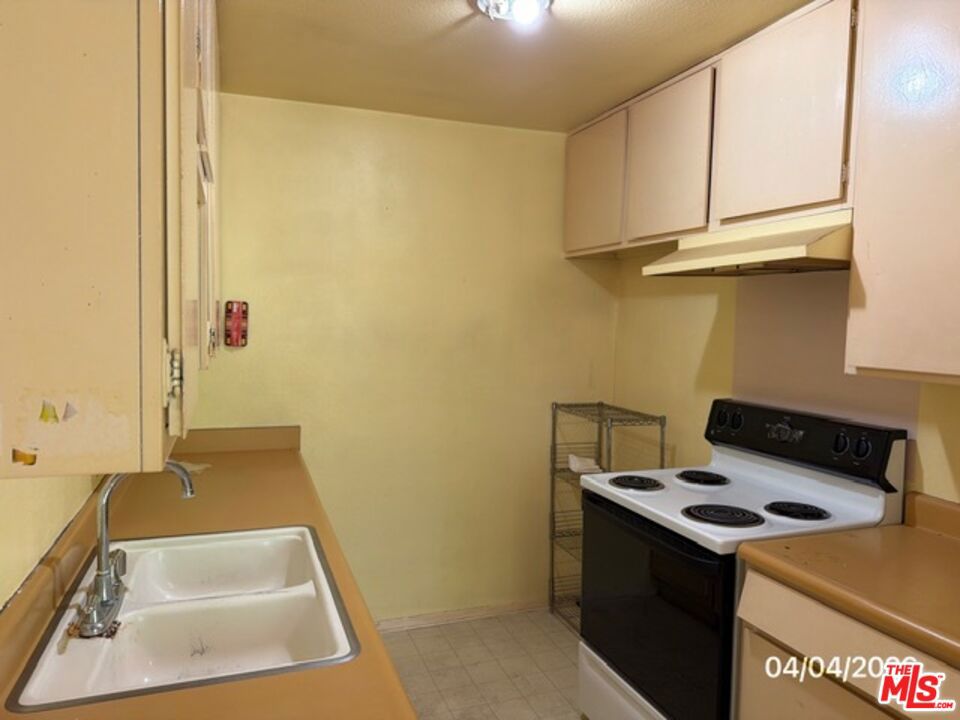 525 S Ardmore Avenue 242 Property Photo 8