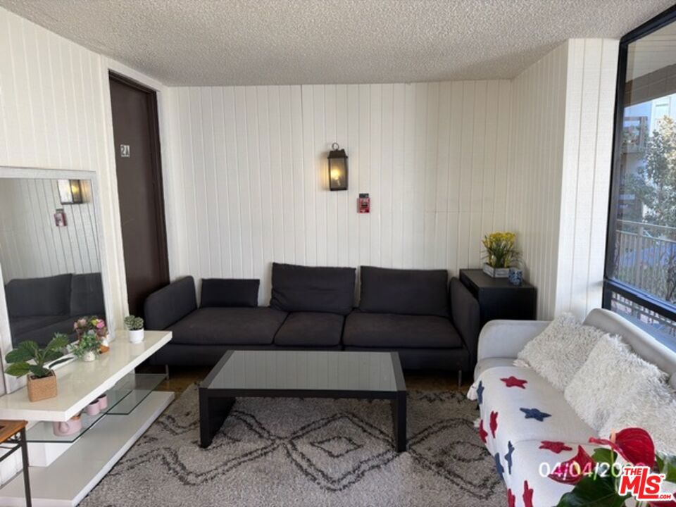 525 S Ardmore Avenue 242 Property Photo 13