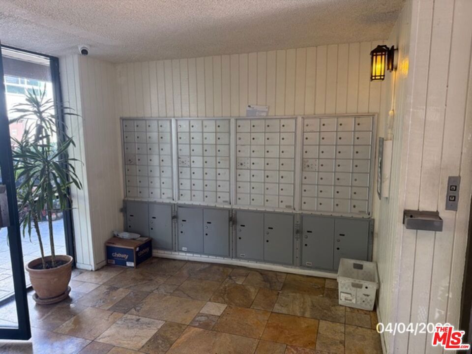 525 S Ardmore Avenue 242 Property Photo 14