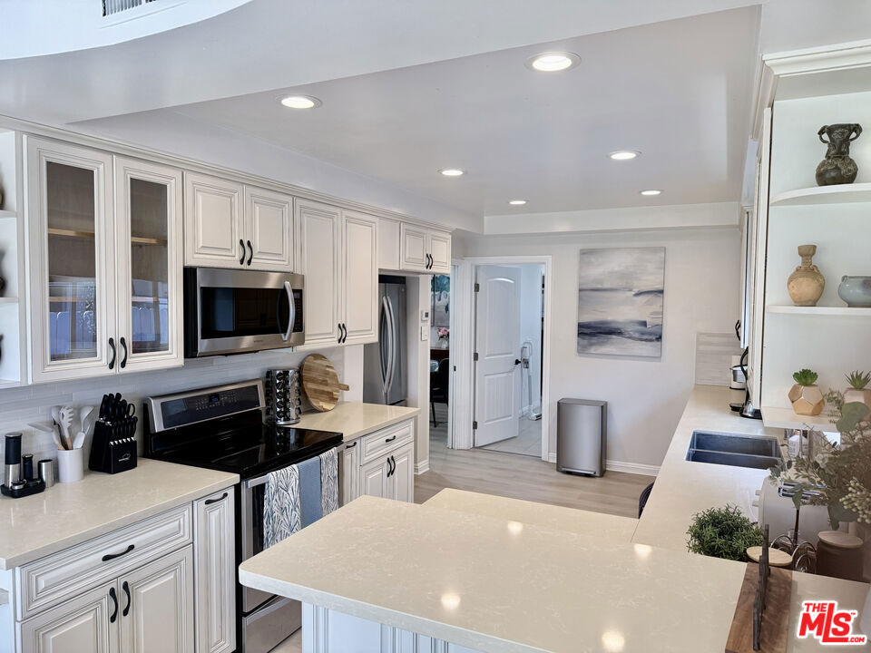 6605 S Sherbourne Drive Property Photo 11