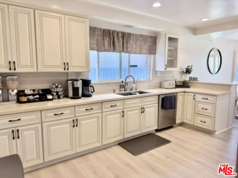 6605 S Sherbourne Drive Property Photo 12