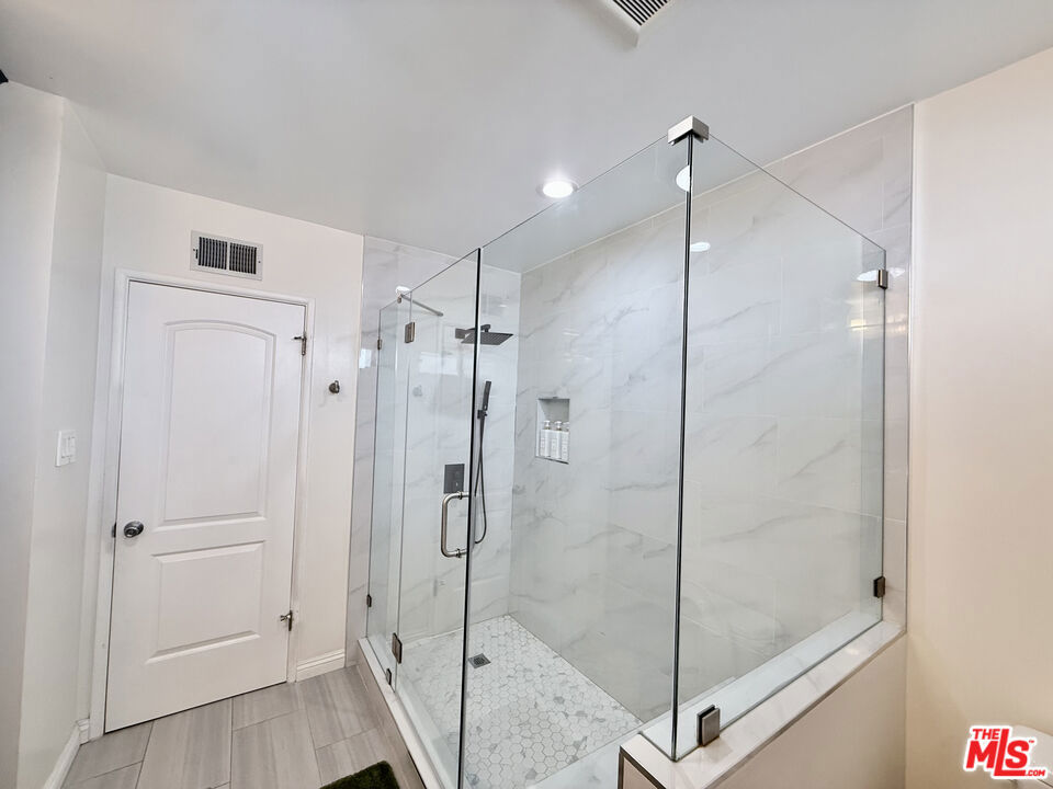 6605 S Sherbourne Drive Property Photo 20