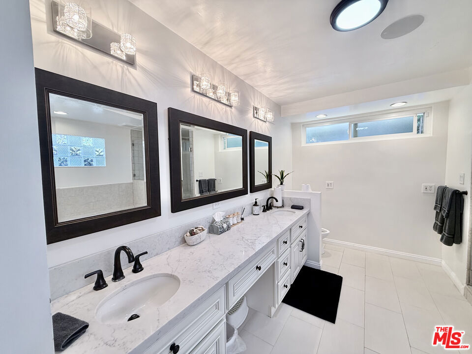 6605 S Sherbourne Drive Property Photo 27