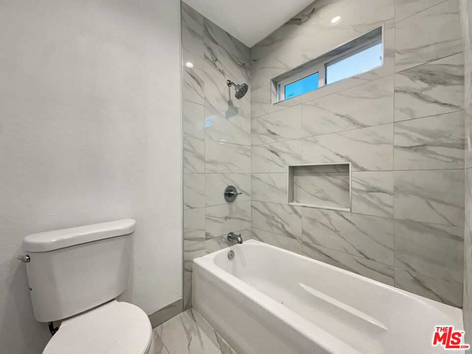 220 E Hyde Park 4 Property Photo 6