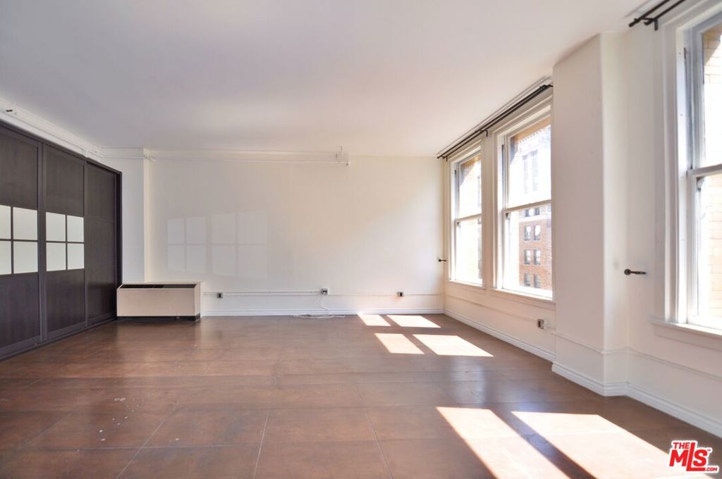 215 W 7th Street 907 Property Photo 4