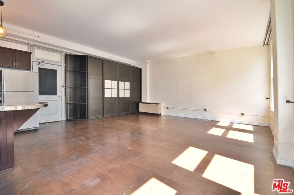 215 W 7th Street 907 Property Photo 6