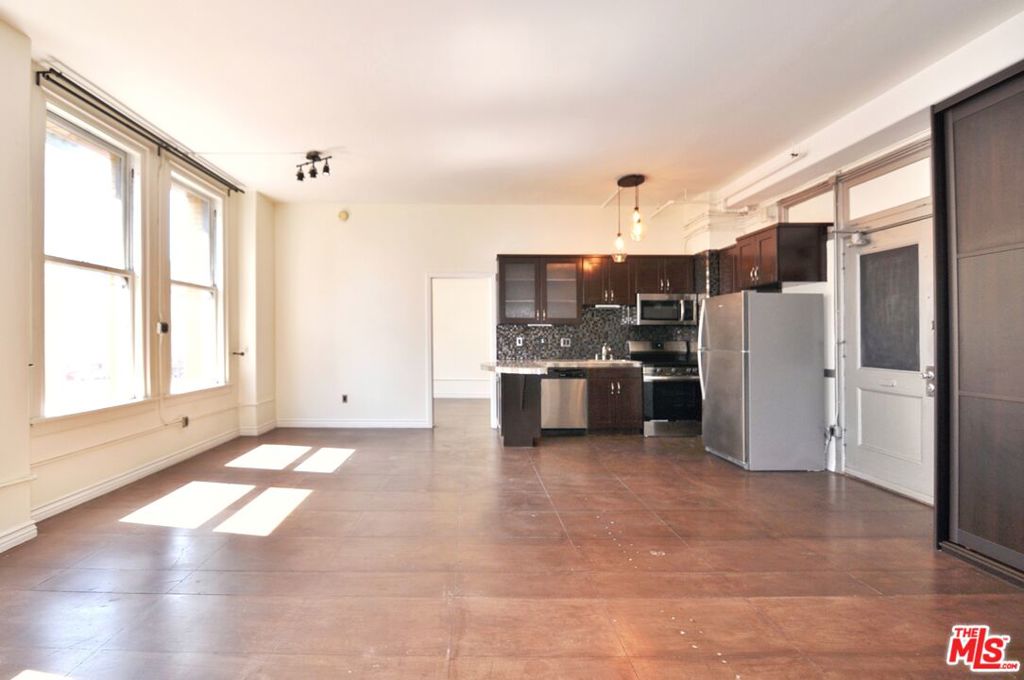 215 W 7th Street 907 Property Photo 9