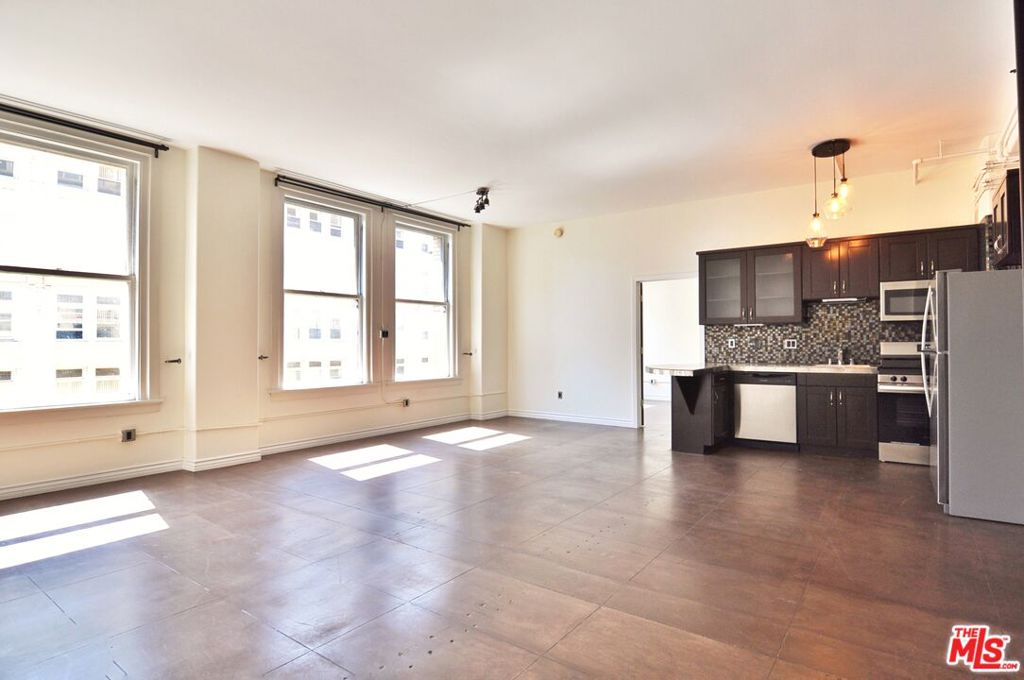 215 W 7th Street 907 Property Photo 10