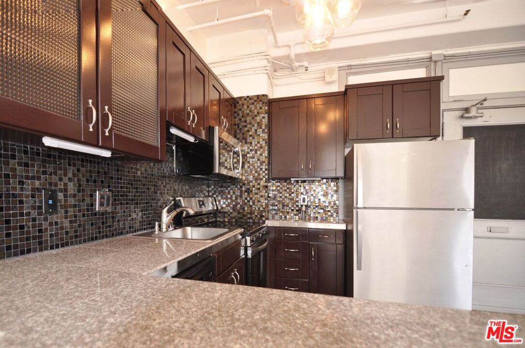 215 W 7th Street 907 Property Photo 12