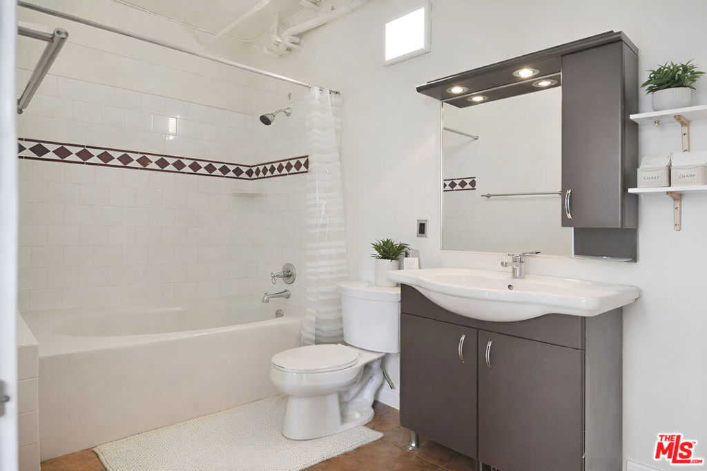 215 W 7th Street 907 Property Photo 16