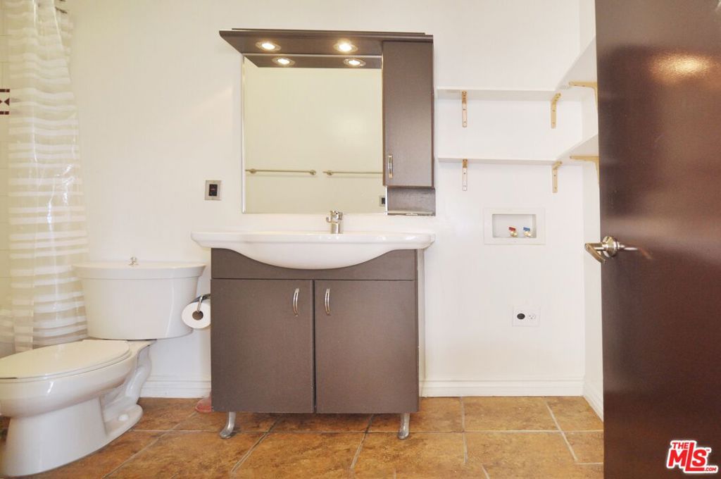 215 W 7th Street 907 Property Photo 18