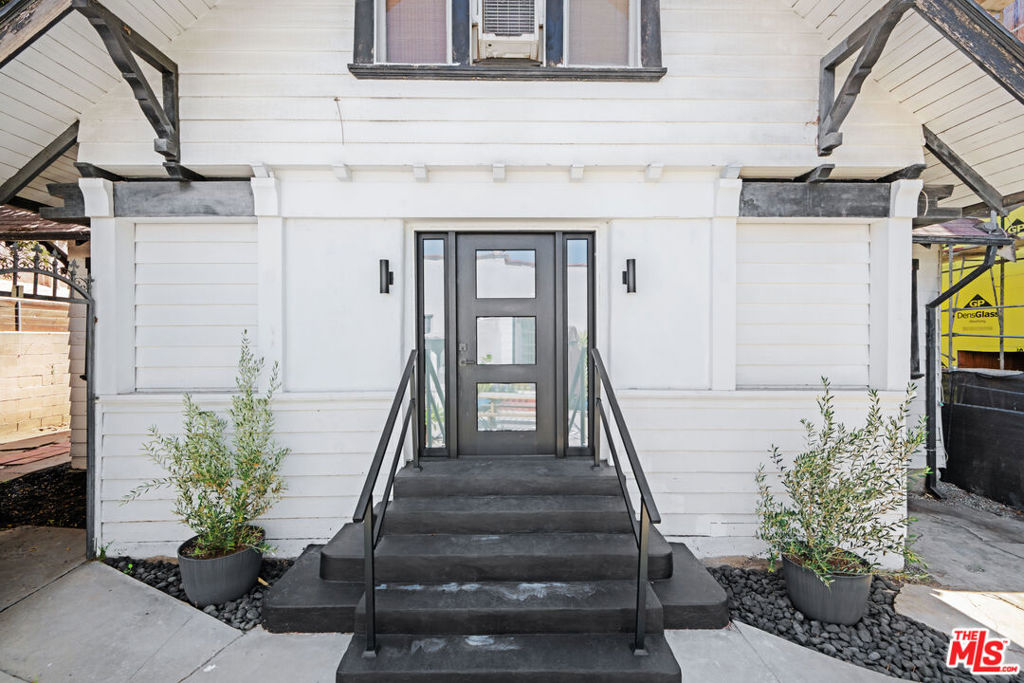1246 N Formosa Avenue Property Photo 2