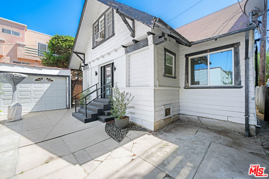 1246 N Formosa Avenue Property Photo 3
