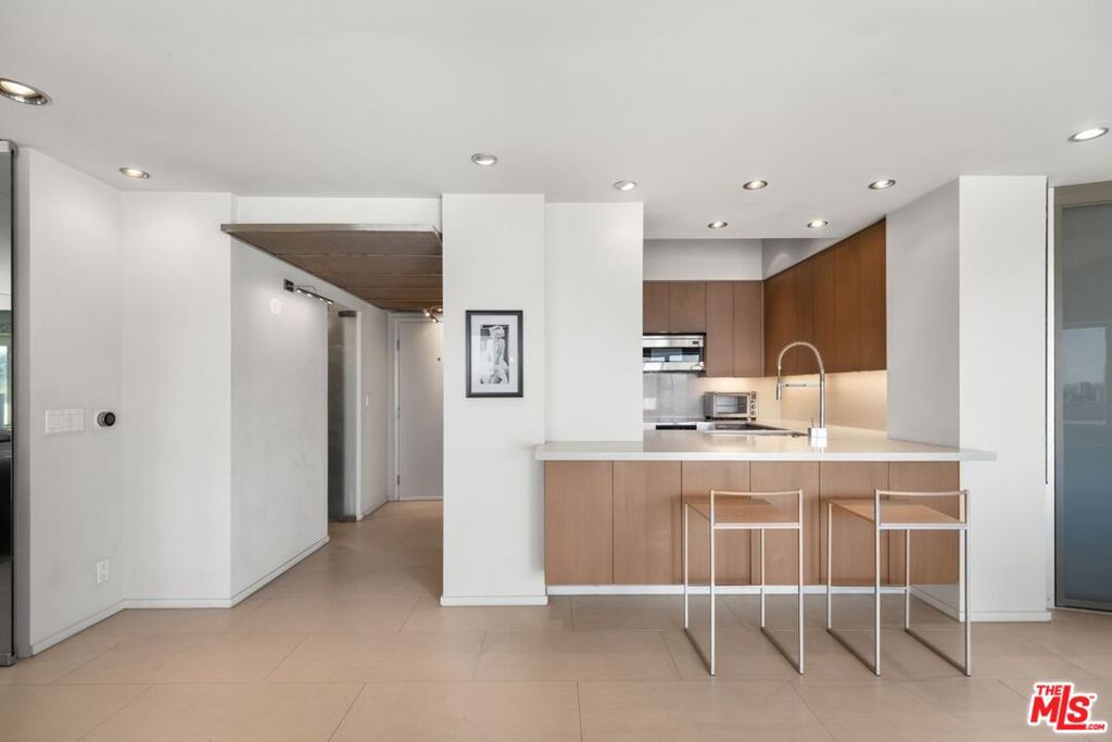 7135 Hollywood Boulevard 1210 Property Photo 3
