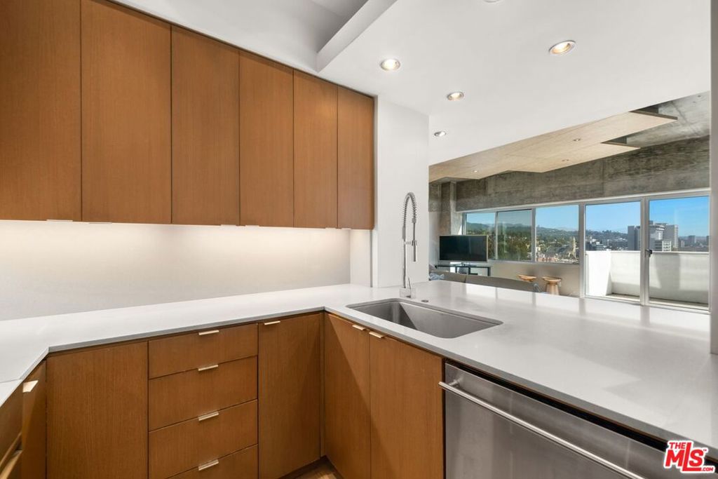 7135 Hollywood Boulevard 1210 Property Photo 6