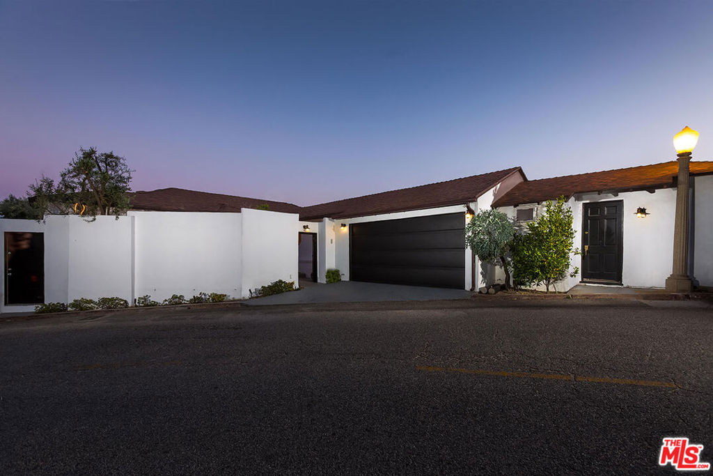 1733 Sunset Plaza Drive Property Photo 8