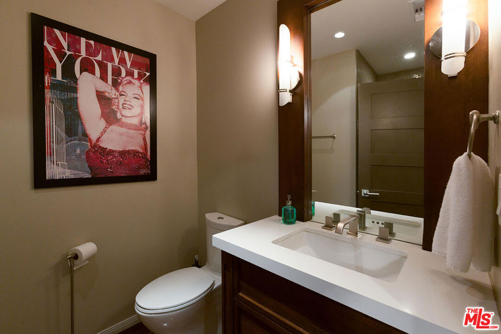 1733 Sunset Plaza Drive Property Photo 20