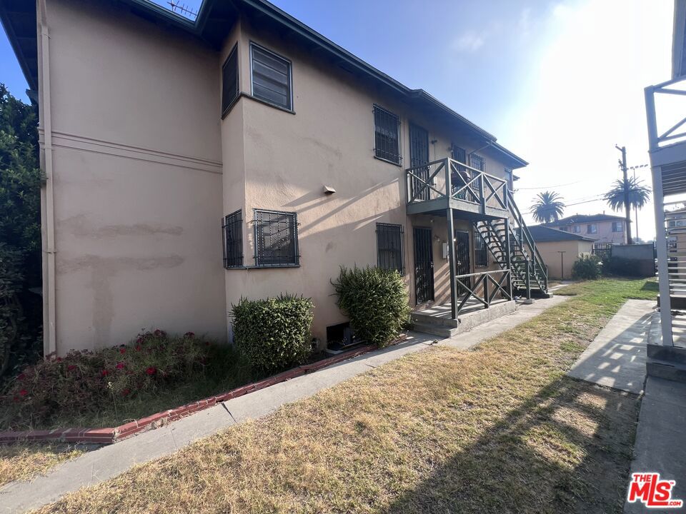 6130 S Hobart Boulevard Property Photo 2