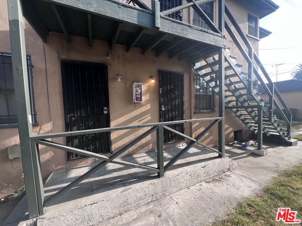 6130 S Hobart Boulevard Property Photo 3