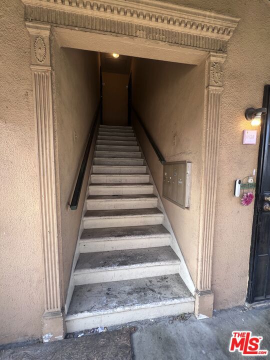 6130 S Hobart Boulevard Property Photo 6